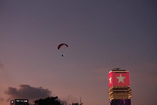 VIDEO: Người dân tại TPHCM sắp được ngắm toàn cảnh thành phố bằng dù lượn - Ảnh 4.