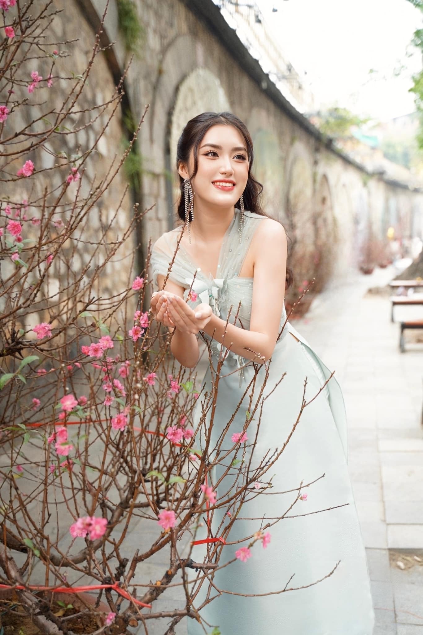 Khi được xướng tên chiến thắng, Phương Oanh không giấu nổi xúc động. Trong hành trình Miss World Vietnam năm nay, cô đã tạo dấu ấn với nhan sắc xinh đẹp cùng khả năng ăn nói lưu loát.