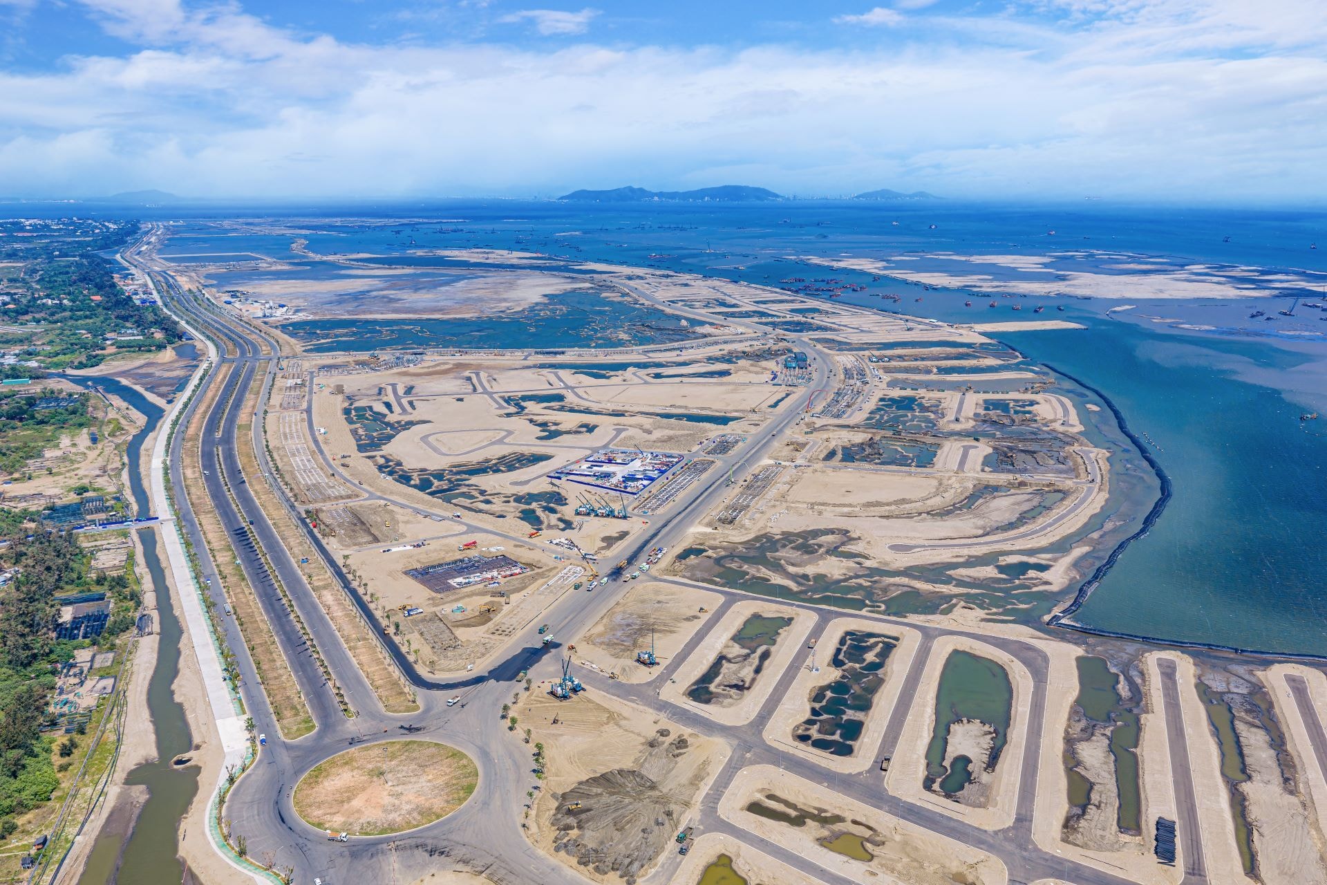 Siêu đô thị Vinhomes Green Paradise Cần Giờ (TP.HCM) sau gần 1 năm khởi công, minh chứng cho năng lực thi công thần tốc của Vinhomes.