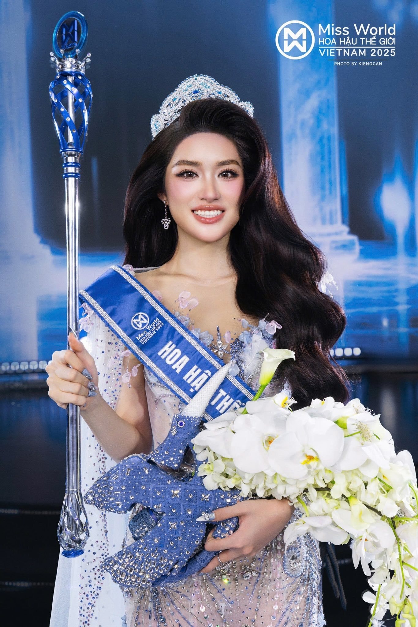 Vượt qua 46 thí sinh, Phan Phương Oanh giành được ngôi vị hoa hậu tại Miss World Vietnam 2025. Cô ghi điểm ngay từ giai đoạn bắt đầu cuộc thi với sắc vóc ấn tượng, gương mặt cá tính, cùng chiều cao 1m72.