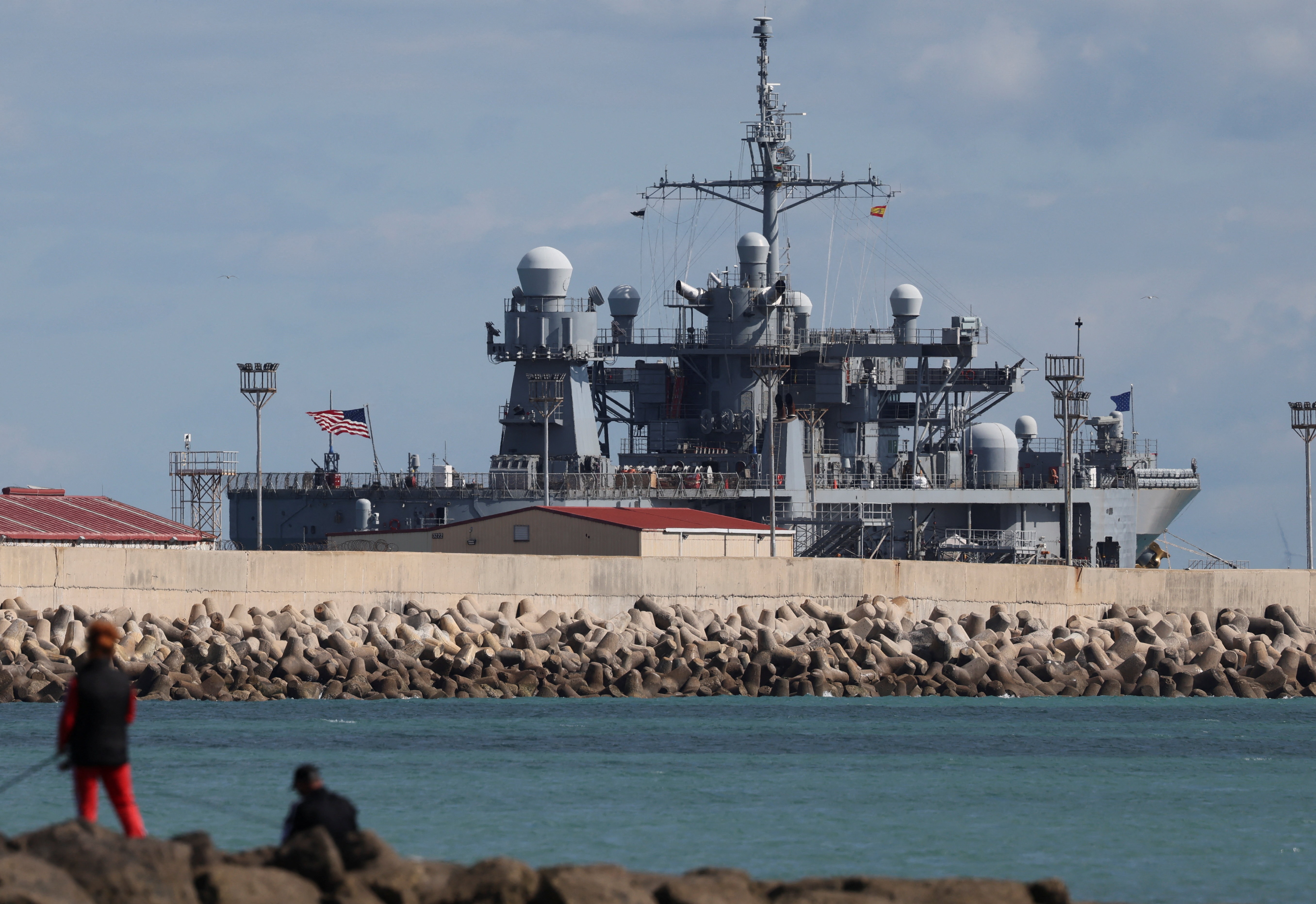 Một tàu chỉ huy - kiểm soát lớp Blue Ridge của Hải quân Mỹ neo đậu tại căn cứ hải quân do hai bên cùng vận hành ở Rota, tỉnh Cadiz, Tây Ban Nha, ngày 15/3/2026. (Ảnh: REUTERS/Nacho Doce)