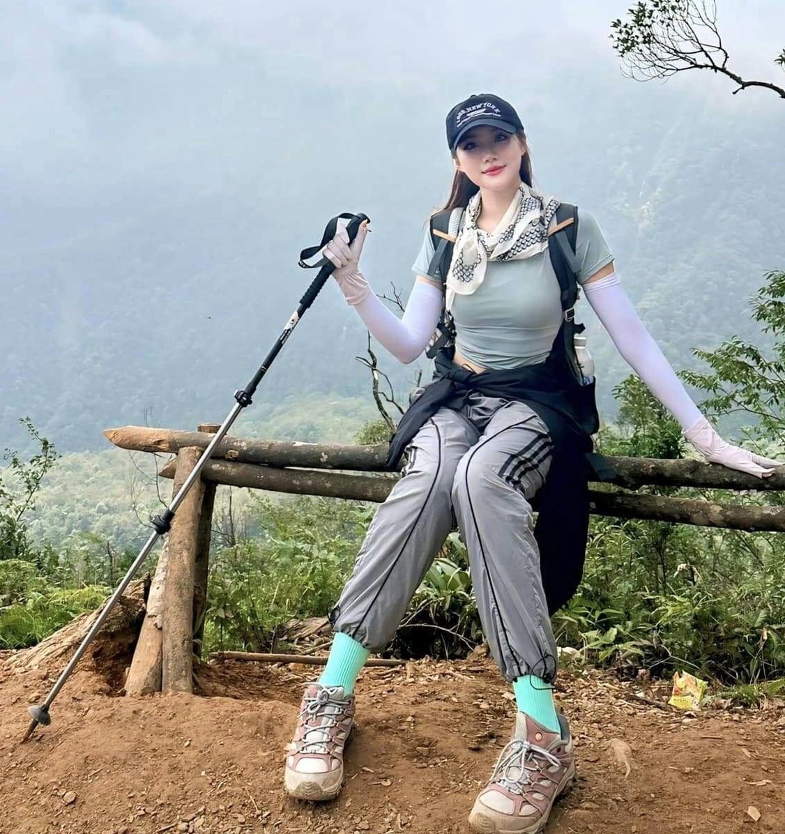 Bên cạnh vẻ đẹp nóng bỏng, Phan Phương Oanh còn rất cá tính, đam mê các bộ môn vận động như nhảy, leo núi, golf,... Người đẹp rất hay chia sẻ những khoảnh khắc đời thường bình dị, chinh phục những đỉnh núi cùng bạn bè của mình.