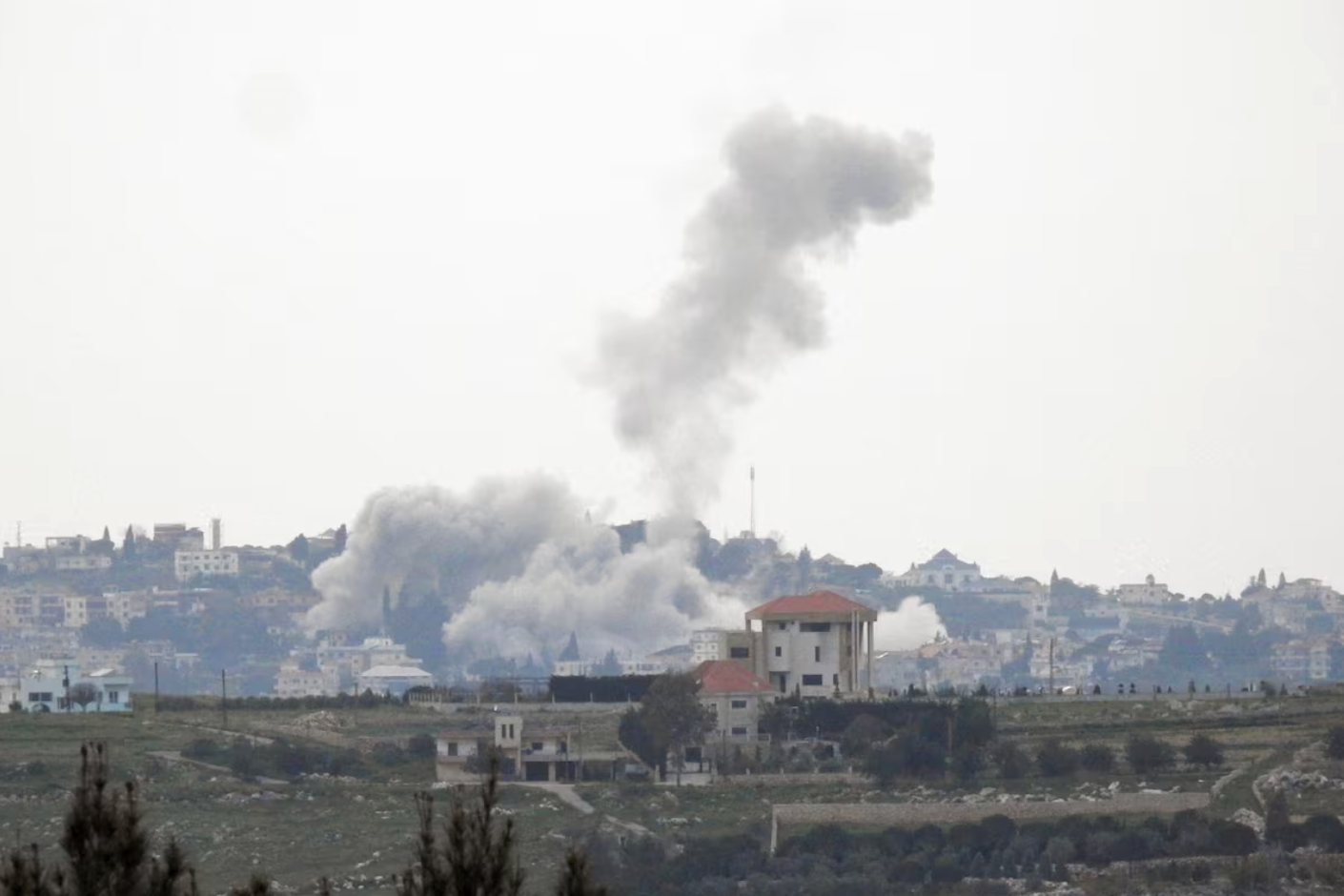 Khói bốc lên sau cuộc tấn công của Israel. (Ảnh: Reuters)