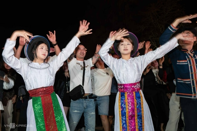 Đêm giao lưu văn nghệ ở Đồng Văn vào 28/2. Ảnh: Hoàng Giang