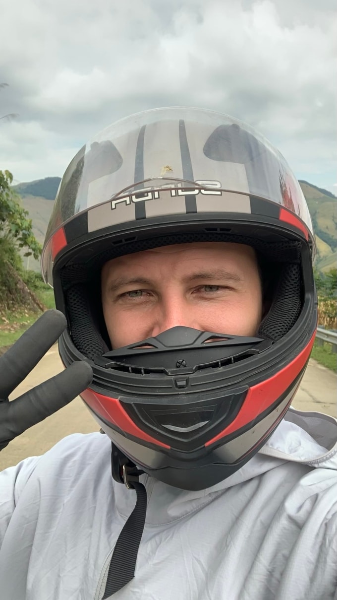 Llia Llin chụp ảnh tự sướng trong chuyến du lịch Hòa Bình. Ảnh: NVCC