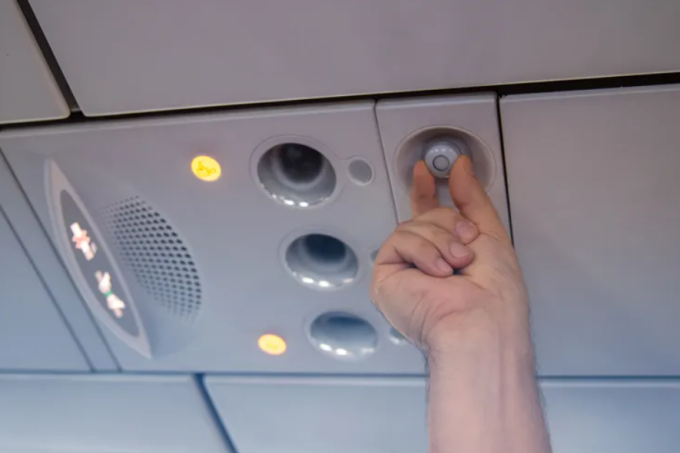 Nhiều hành khách có thói quen tắt luôn lỗ thông gió trên đầu ngay khi ổn định chỗ ngồi khi lên máy bay. Ảnh: Adobe stock