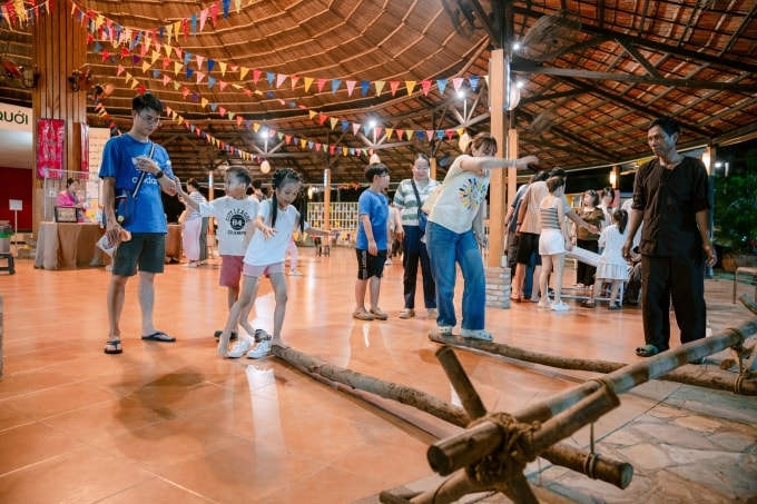 Khách tham quan thử làm gốm, nhảy sạp cùng nghệ nhân địa phương. Ảnh: Thanh Tùng