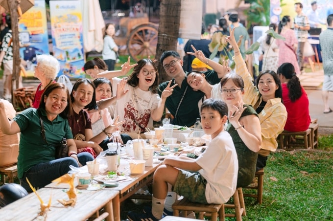 Lễ hội thu hút khách tham quan ở mọi đội tuổi đến trải nghiệm ẩm thực, tìm hiểu văn hóa ba miền. Ảnh: Saigontourist Group