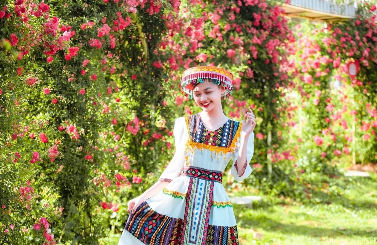 Khách check-in tại lễ hội hoa hồng 2025. Ảnh: Sungroup