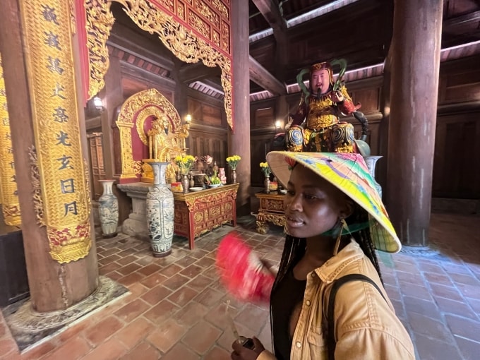 TK Ndlovu (33 tuổi, người Nam Phi) tham quan một ngôi đền tại TP HCM, năm 2026. Ảnh: Nhân vật cung cấp