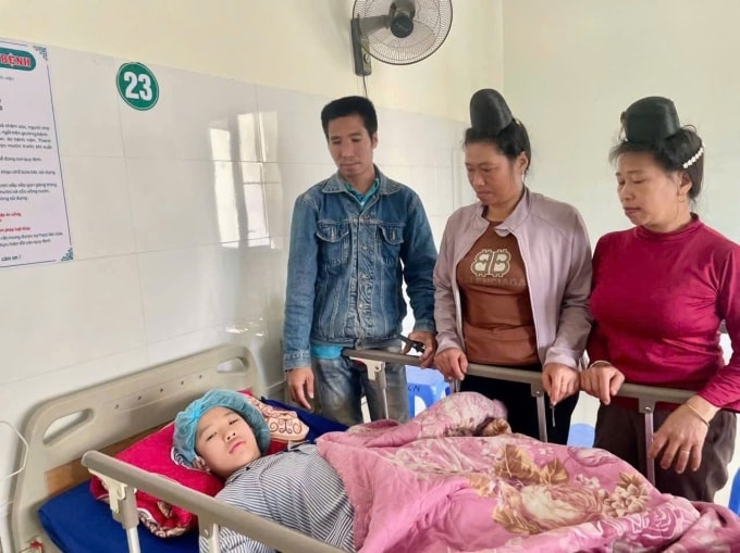 Người thân ở bản Pút, xã Yên Châu xuống Hà Nội thăm bé Quỳnh Giang đang nằm điều trị tại bệnh viện, đầu năm 2026. Ảnh: Nhân vật cung cấp