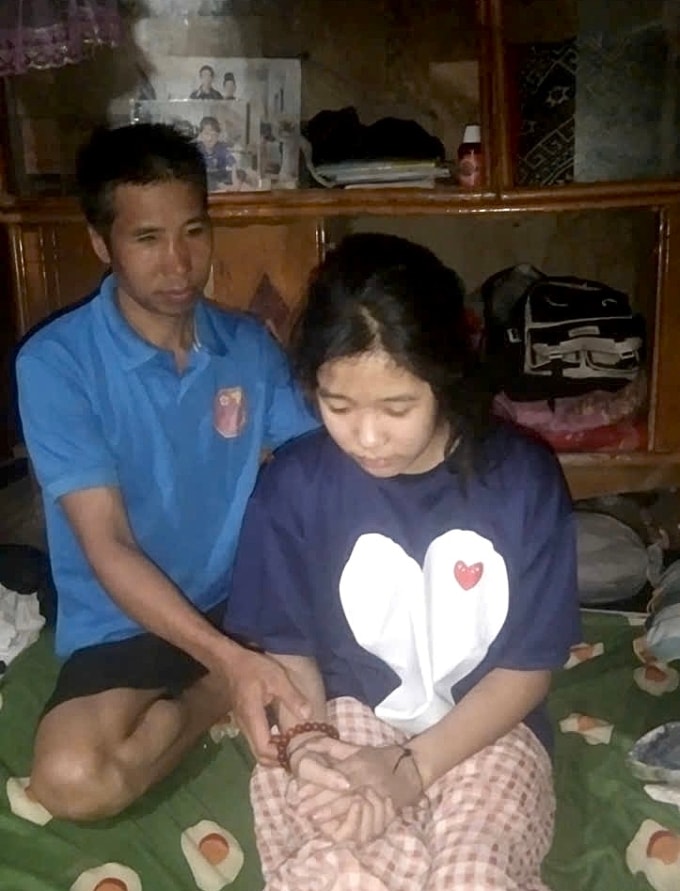 Anh Lò Văn Ngoãn, 41 tuổi và con gái Quỳnh Giang tại nhà riêng ở bản Pút, xã Yên Châu, Sơn La, tối 27/3. Ảnh: Nhân vật cung cấp