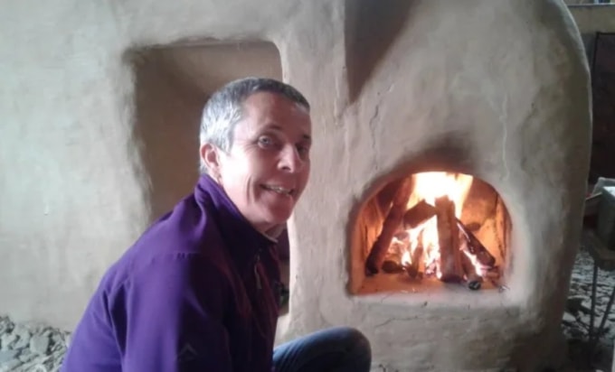 Angela Horn đun nấu bằng củi khi sống tự cung tự cấp. Ảnh: Angela Horn