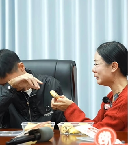 Người chị mang mẩu bánh mì cho em trong ngày đoàn tụ. Ảnh: mp.weixin.qq.com