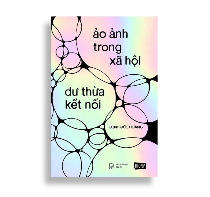 Bìa sách Ảo ảnh trong xã hội dư thừa kết nối. Ảnh: RIOBook