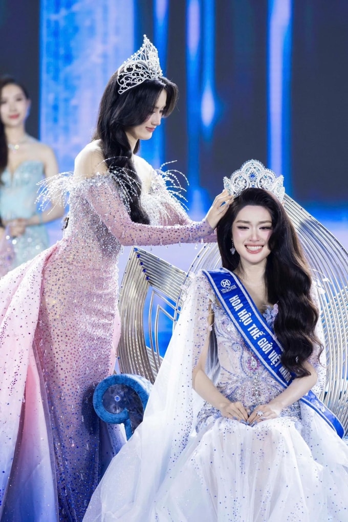 Ý Nhi trao vương miện cho tân hoa hậu Phan Phương Oanh.