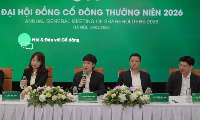 Lãnh đạo F88 trả lời cổ đông tại cuộc họp chiều 30.3. Ảnh: Linh Đan