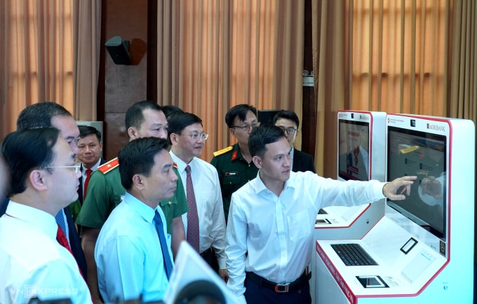 Lãnh đạo tỉnh Thanh Hoá cùng trải nghiệm làm thủ tục hành chính trên kiosk thông minh. Ảnh: Lê Hoàng