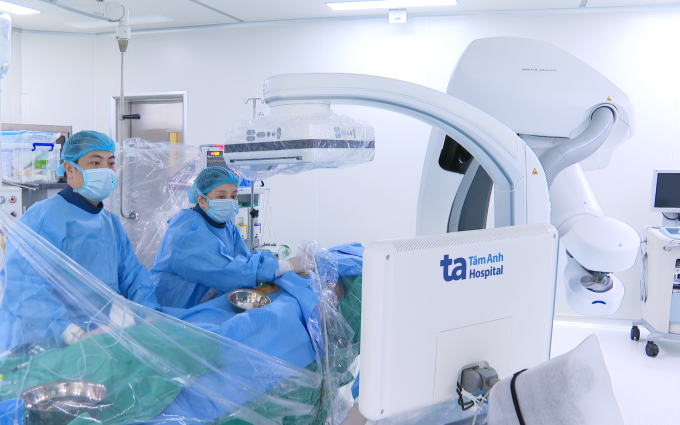 Êkíp can thiệp nội mạch tái thông hệ tĩnh mạch đùi - chậu cho người bệnh. Ảnh: Bệnh viện Đa khoa Tâm Anh