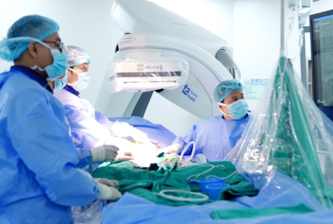 Êkíp can thiệp tái thông mạch vành cho người bệnh. Ảnh: Bệnh viện Đa khoa Tâm Anh