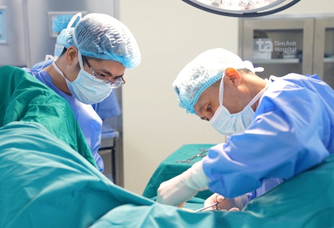 Bác sĩ Lượng (bên phải) phẫu thuật cho anh Dũng. Ảnh: Bệnh viện Đa khoa Tâm Anh