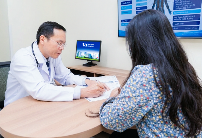 Bác sĩ Duy phân tích các chỉ số khối cơ thể cho chị Minh. Ảnh: Bệnh viện Đa khoa Tâm Anh