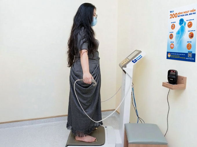 Chị Minh đo InBody trong lần khám đầu tiên. Ảnh: Bệnh viện Đa khoa Tâm Anh