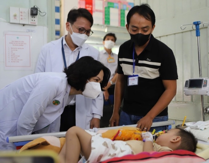 Thứ trưởng Y tế Nguyễn Thị Liên Hương thăm hỏi trẻ mắc tay chân miệng tại Bệnh viện Nhi đồng 2, khi đoàn Bộ Y tế đến họp bàn chống dịch tại TP HCM, ngày 29/3. Ảnh: Hà Quyên