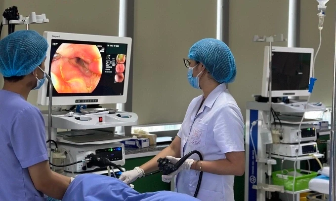 Bác sĩ nội soi cho bệnh nhân. Ảnh: Bác sĩ cung cấp
