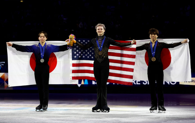 Ilia Malinin  ăn mừng trên bục nhận huy chương cùng Yuma Kagiyama (giành HC bạc) và Shun Sato (giành HC đồng) tại lễ trao giải. Ảnh: Reuters