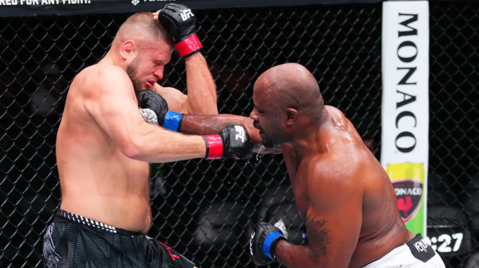 Tyrell Fortune (phải) ra đòn trong trận gặp Marcin Tybura tại UFC Fight Night ở Seattle, Mỹ ngày 28/3. Ảnh: UFC