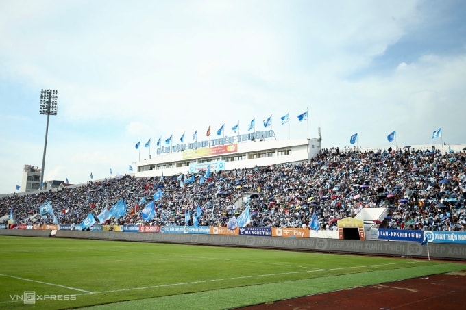 Cổ động viên xếp hàng vào sân Thiên Trường, Nam Định để theo dõi trận Nam Định tiếp Hà Tĩnh ở vòng 26 V-League 2024-2025 và nhận chức vô địch, ngày 22/6/2025. Ảnh: Hiếu Lương