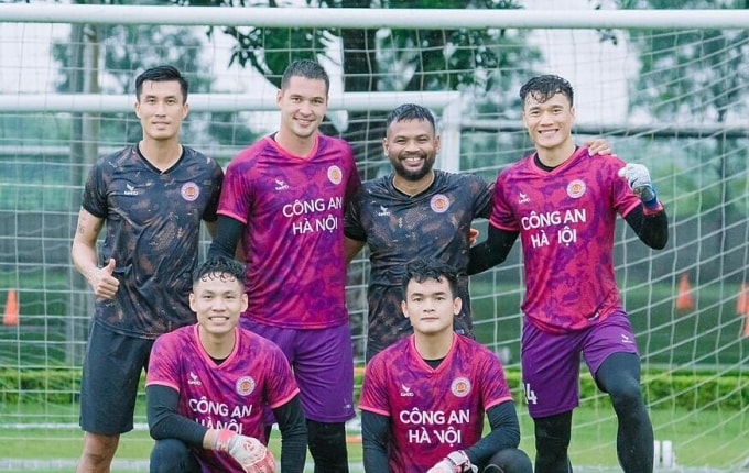 HLV thủ môn Azmin Azram Abdul Aziz (thứ hai từ phải sang) làm việc tại CLB Công an Hà Nội vào năm 2023. Ảnh: Công an Hà Nội FC