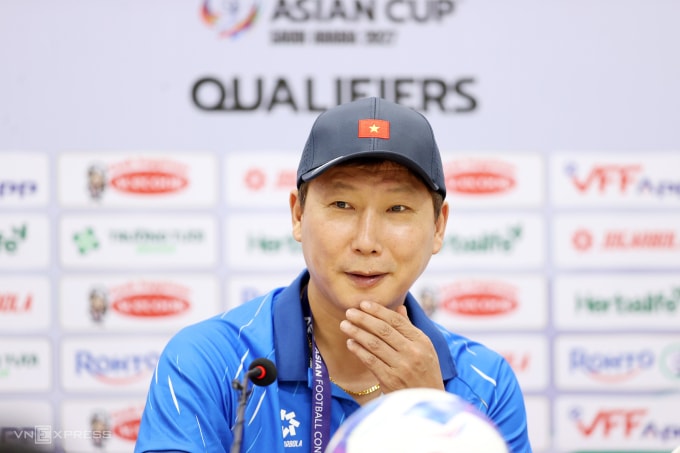 HLV tuyển Việt Nam Kim Sang-sik họp báo tại vòng loại cuối Asian Cup 2027. Ảnh: Đức Đồng