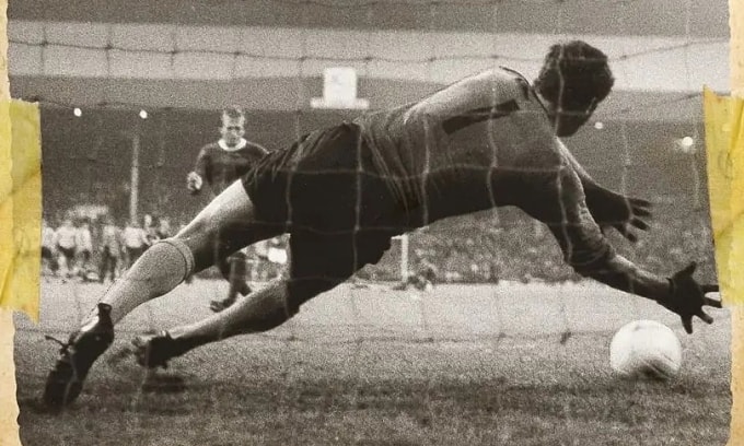 Ian McKechnie cản cú sút luân lưu của Denis Law. Ảnh: Hull City