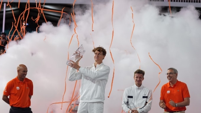 Sinner (thứ hai từ trái sang) mừng chức vô địch, sau chung kết Miami Mở rộng, trên sân Hard Rock, Miami, Florida, Mỹ hôm 29/3. Ảnh: Reuters