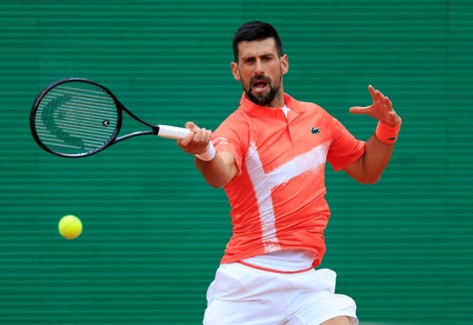 Djokovic ở trận gặp Tabilo, ở vòng hai Monte Carlo Masters, trên sân Rainier III, Monaco hôm 9/4/2025. Ảnh: Reuters