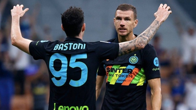Bastoni và Dzeko khi còn là đồng đội ở Inter vào năm 2023. Ảnh: Inter