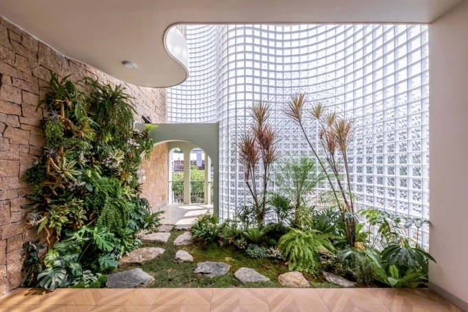 Thiết kế minh chứng cho khả năng của gạch kính trong việc tạo hình cong mềm mại vượt ra ngoài vai trò vách phẳng thông thường đồng thời tối ưu hóa ánh sáng và thông gió tự nhiên.