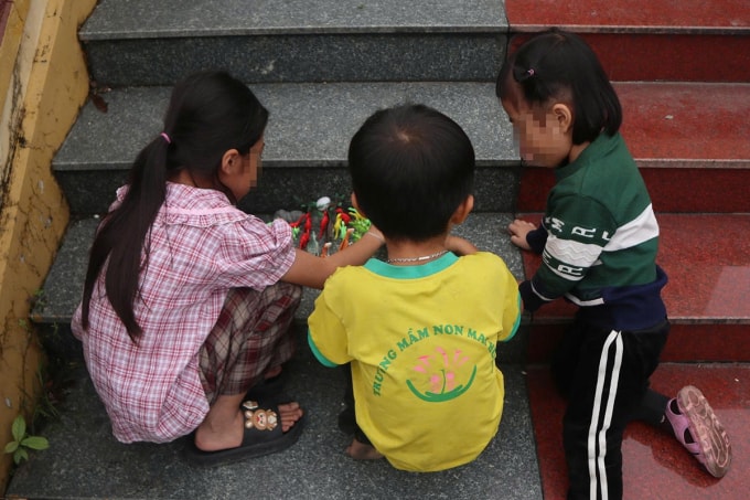 Ba con của Cường đối mặt với tương lai bất định khi bố mẹ đổ vỡ hôn nhân, bà nội đã già yếu. Ảnh: Hùng Lê