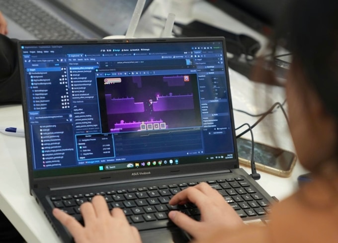 Sinh vien trường Đại học Công nghệ Thông tin, Đại học Quốc gia TP HCM, trong một học phần lập trình game tại doanh nghiệp, tháng 1. Ảnh: UIT