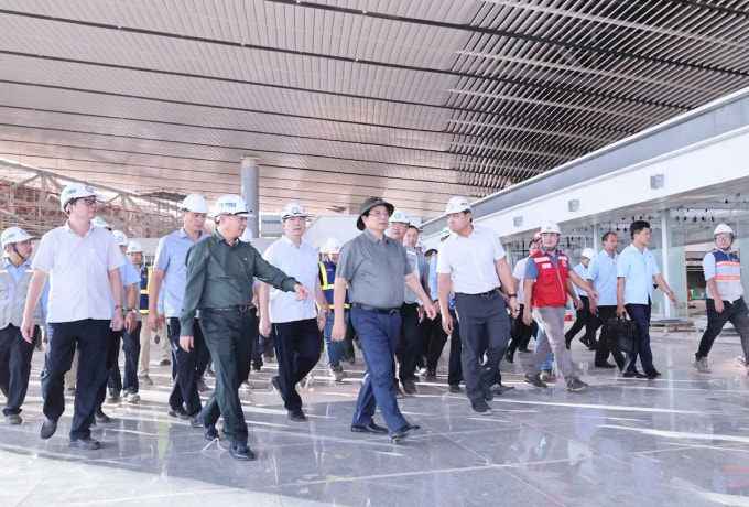 Thủ tướng Phạm Minh Chính thị sát khu vực Nhà ga hành khách chiều 29/3. Ảnh: Phước Tuấn