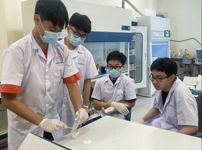 Huy (bên trái) trong quá trình tham gia WICO 2024. Ảnh: Nhân vật cung cấp