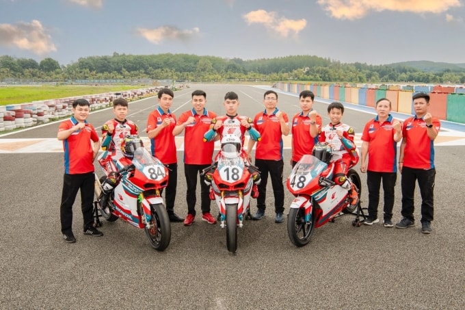 Đội ngũ vận hành và các tay đua của Honda Racing Vietnam. Ảnh: HVN