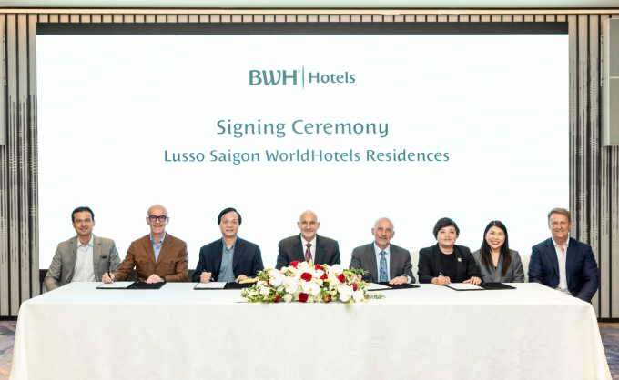 Thứ ba từ trái sang là ông Bùi Quang Anh Vũ - Thành viên HĐQT kiêm Tổng giám đốc Phát Đạt tham gia ký kết cùng lãnh đạo cấp cao BWH Hotels. Ảnh: Phát Đạt