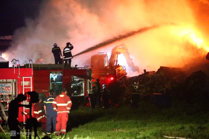 Cảnh sát mất nhiều giờ để dập tắt đám cháy. Ảnh: Việt An