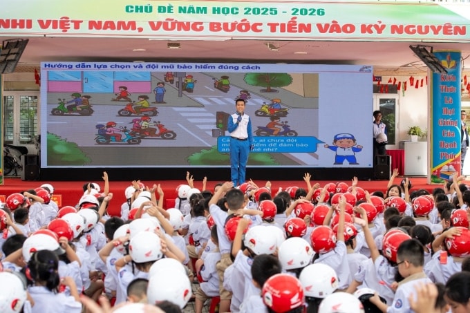 Chương trình kết hợp trao mũ bảo hiểm và đào tạo kiến thức an toàn giao thông cho trẻ. Ảnh: HVN