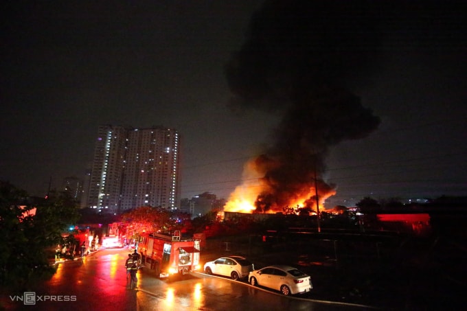 Đám cháy tạo thành cột khói cao hàng chục mét. Ảnh: Việt An