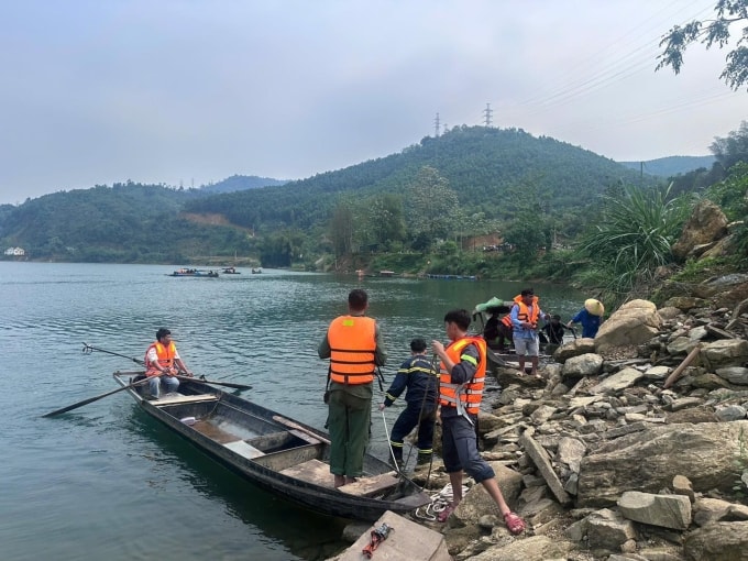 Tổ chức tìm kiếm hai nạn nhân mất tích. Ảnh: Công an Tuyên Quang