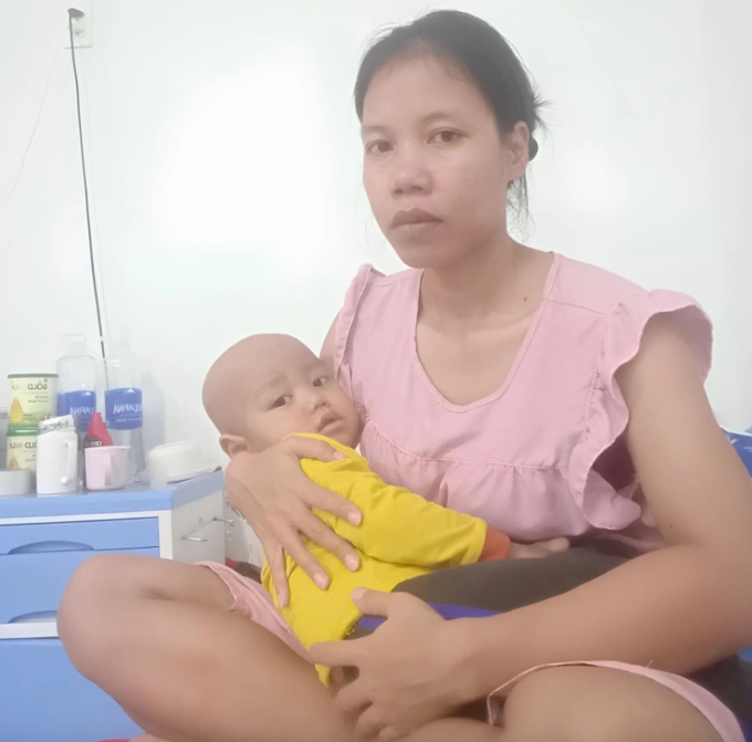 Chị Thắm và bé Thanh Tùng tại Bệnh viện Trung ương Huế , cuối năm 2025. Ảnh nhân vật cung cấp